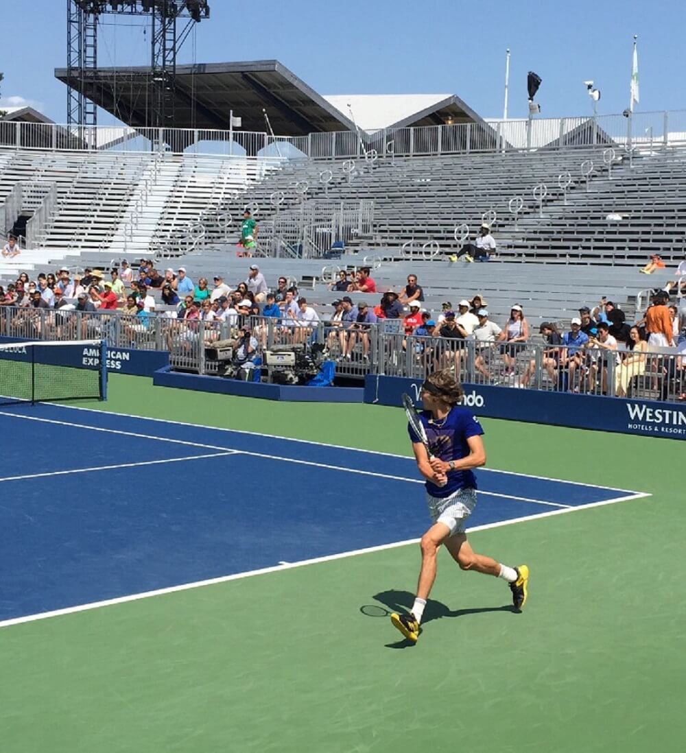 Alexander Zverev auf einem Tennisplatz im Hintergrund ist Publikum