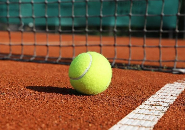 Sand oder Hartplatz – Welcher Bodenbelag darfs im Tennis sein?