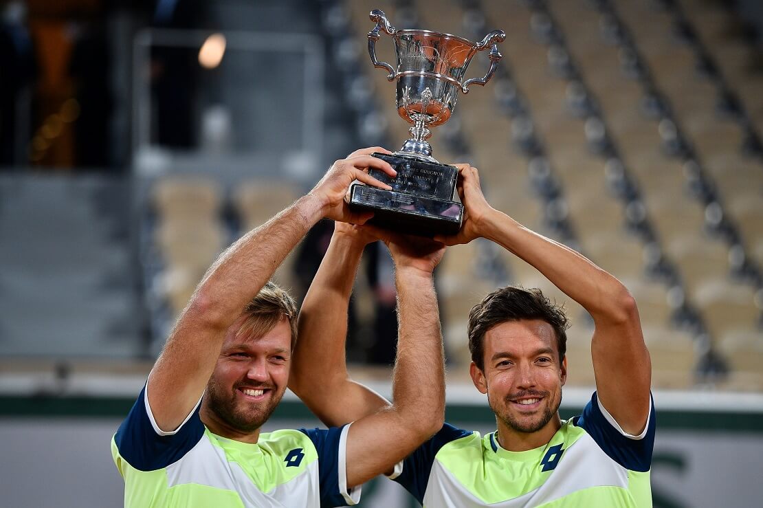 Krawietz und Mies halten Pokal in die Höhe