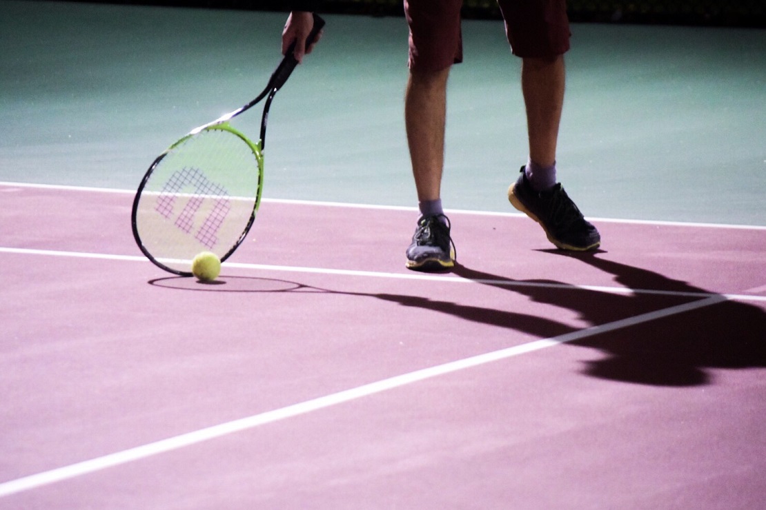 Tennisplatz bei Nacht