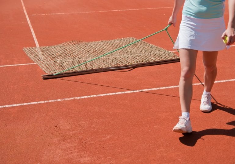 Gute Ergebnisse auf gutem Grund – Die wichtige Pflege des Tennisplatzes