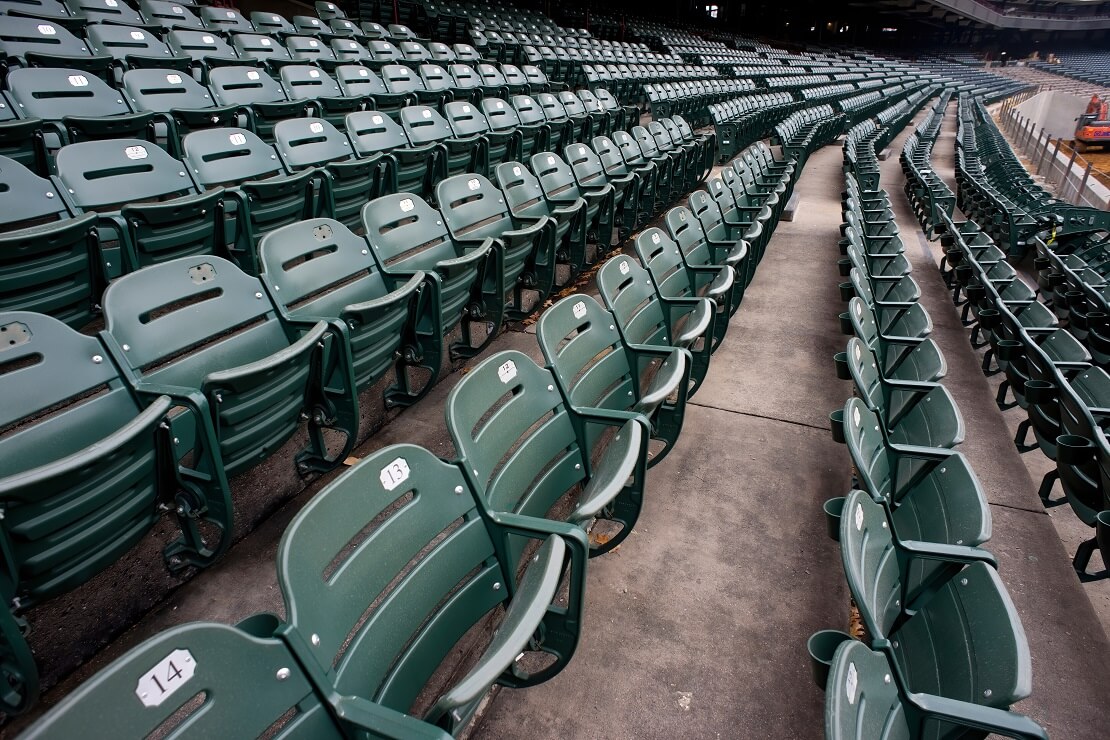 Leere Ränge in der Tennisarena