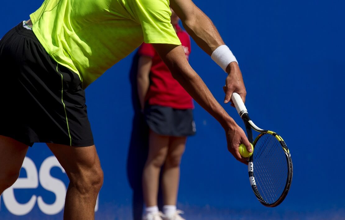 Ein Tennisspieler beim Aufschlag