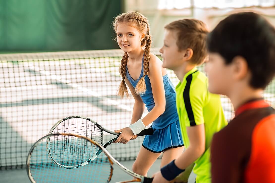 Kinder lernen spielerisch Tennis